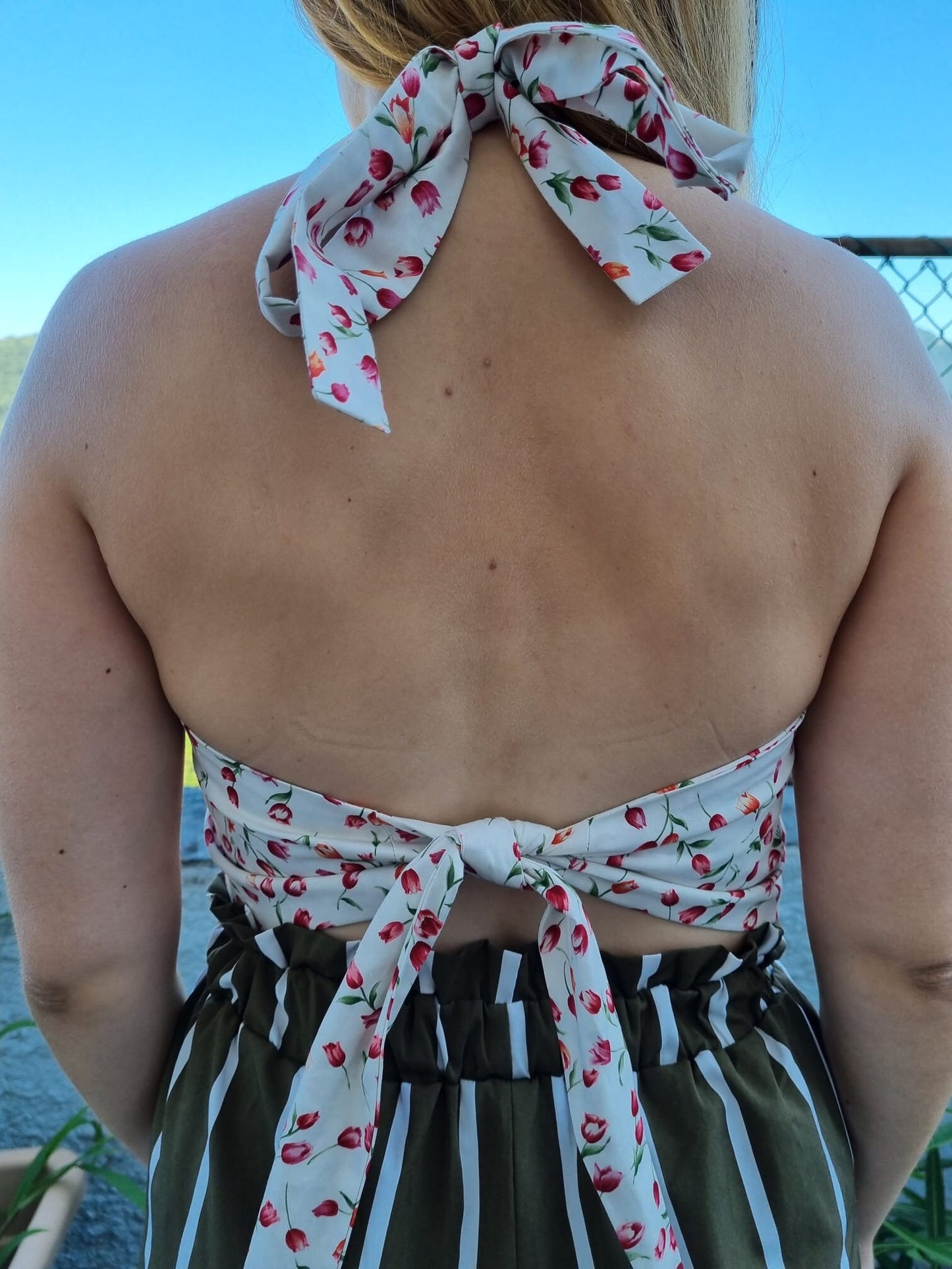 Top floreale con collo alto