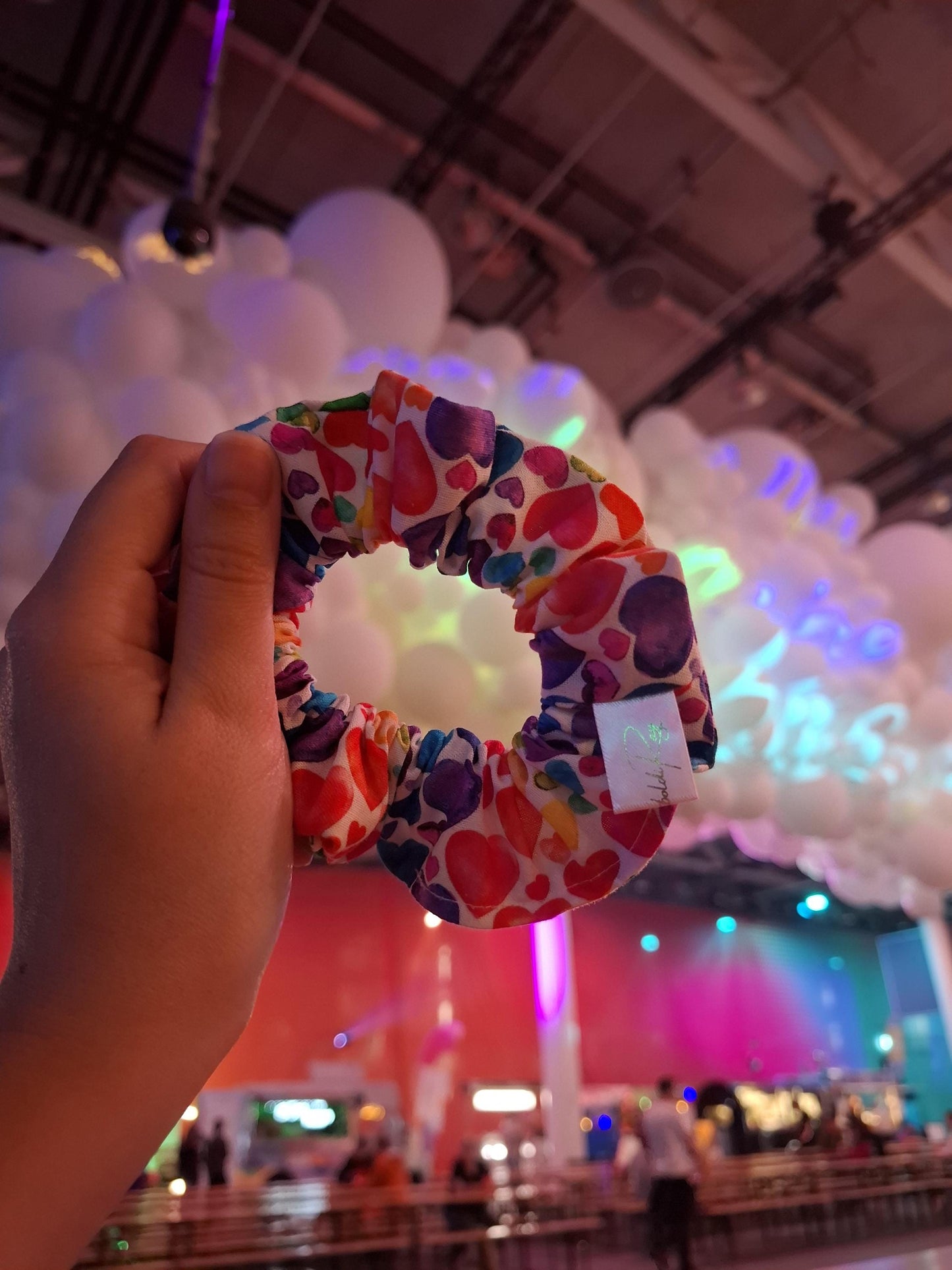 Scrunchies in poliestre con cuori colorati