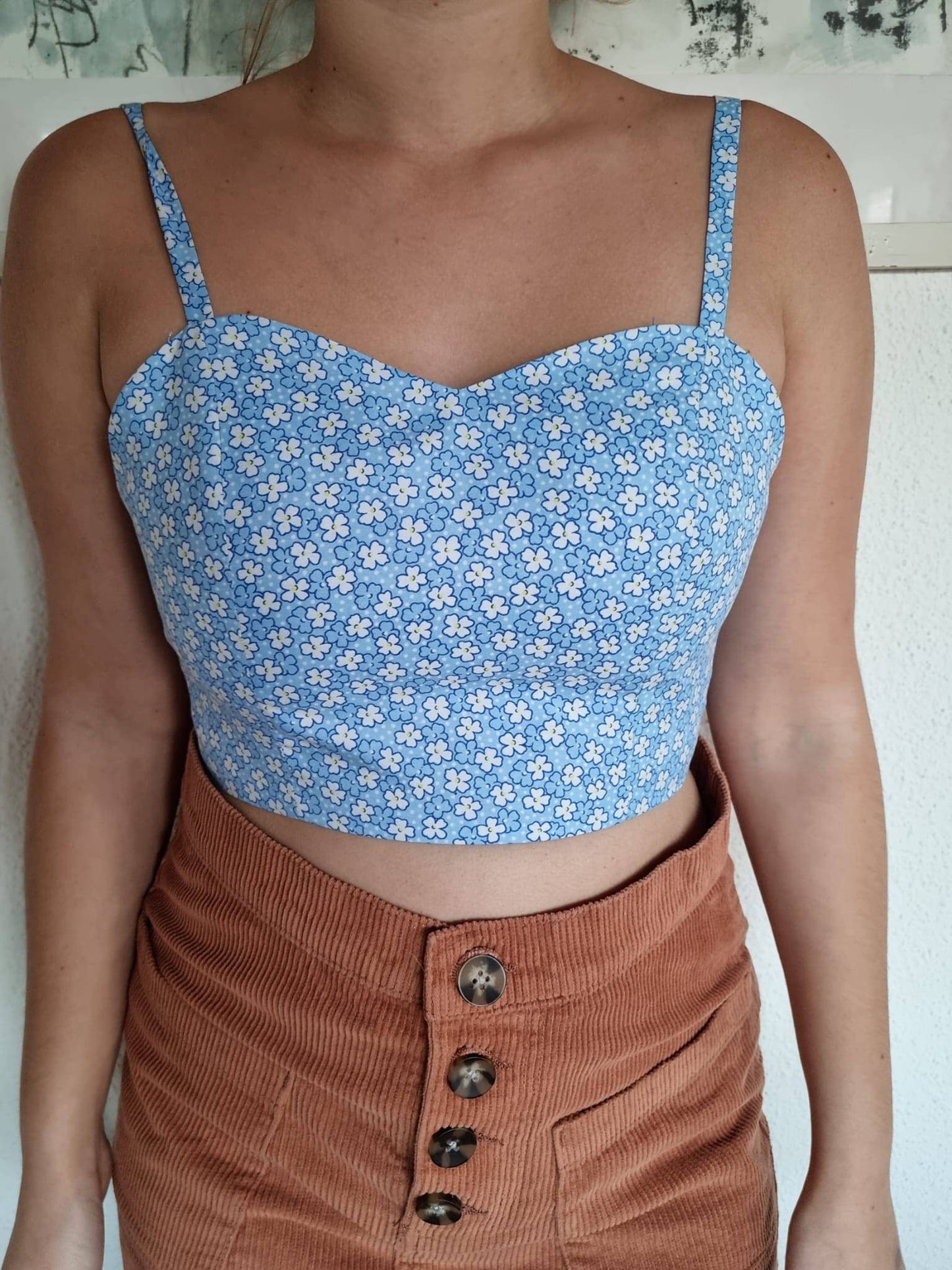 Top regolabile azzurro floreale