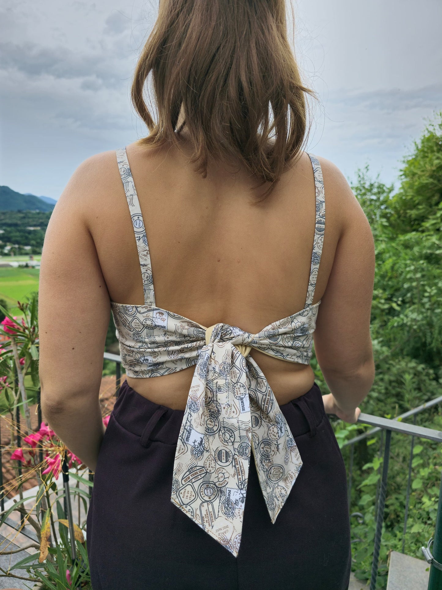 Top regolabile con timbri del mondo