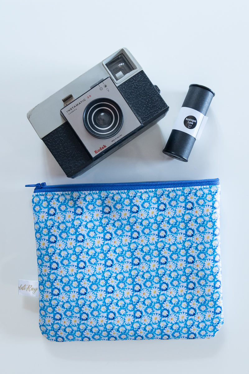 Astuccio azzurro con fiori bianchi