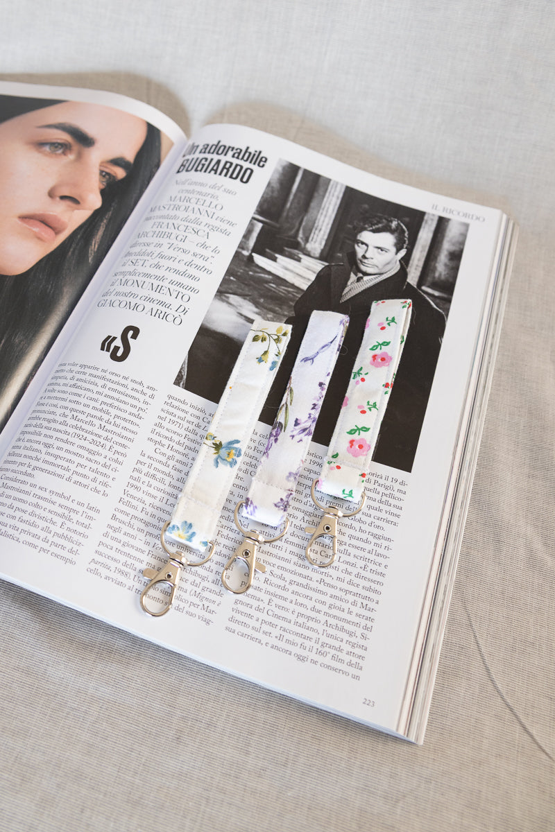 Portachiavi bianco con fiori blu