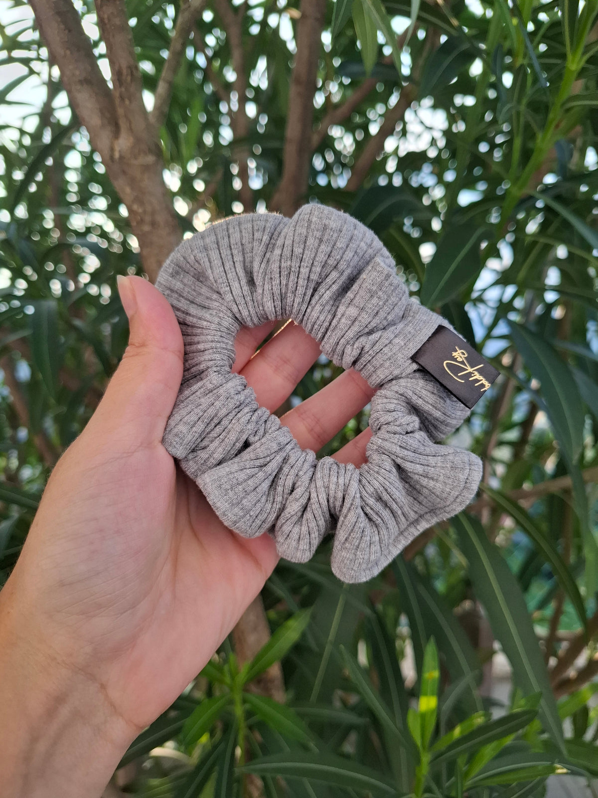 Scrunchies aus grauem Strick