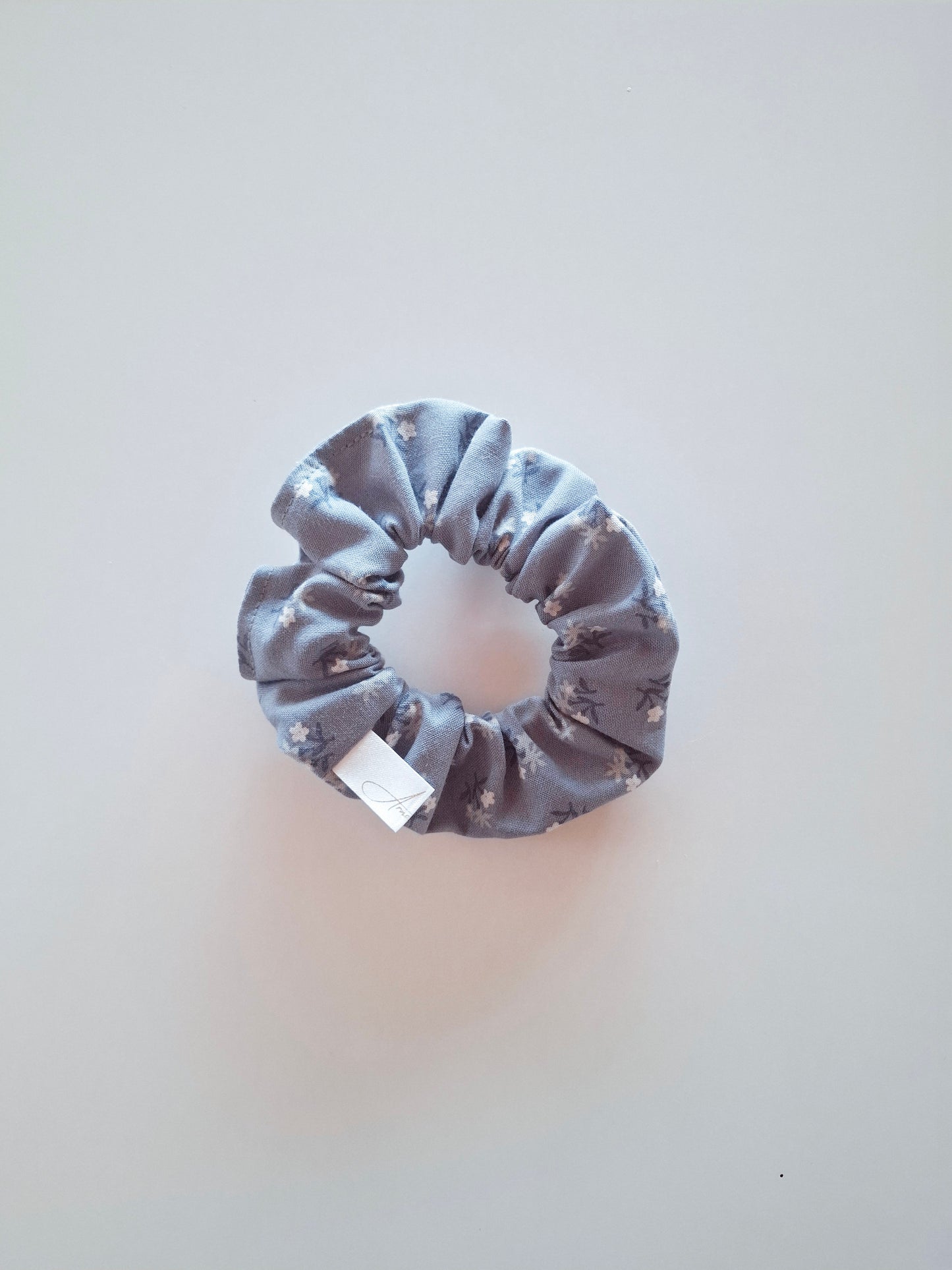 Scrunchies grigio con fiori bianchi