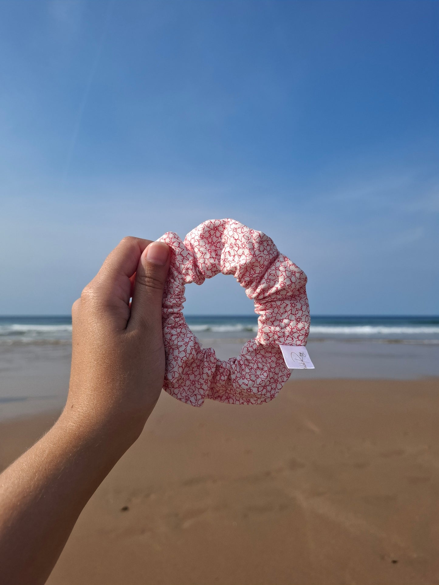 Scrunchies in cotone bianco e fiori rosa