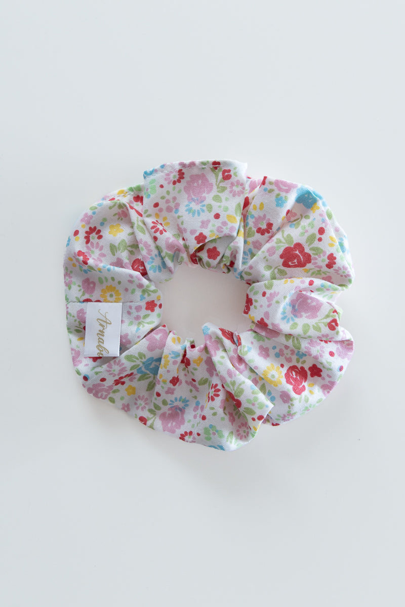 Scrunchies bianco con fiori colorati