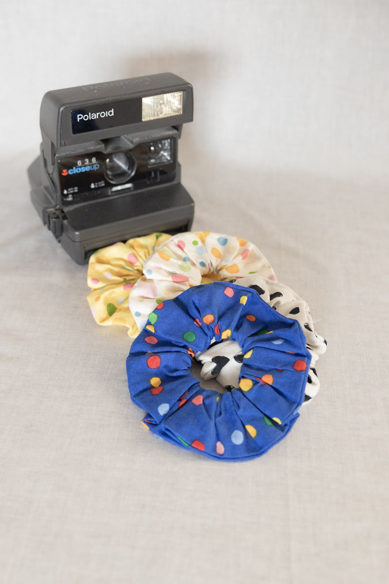 Scrunchies in cotone giallo a pois