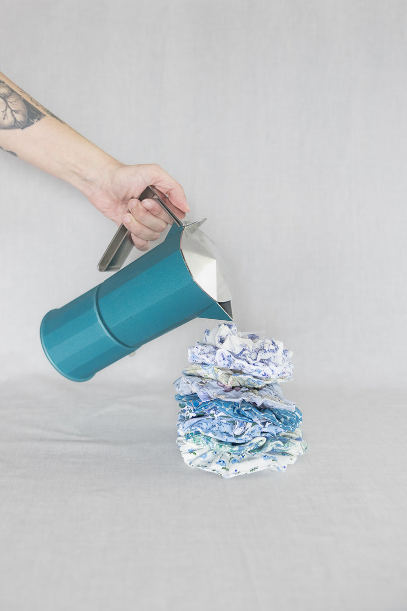 Scrunchies azzurro con fiori bianchi