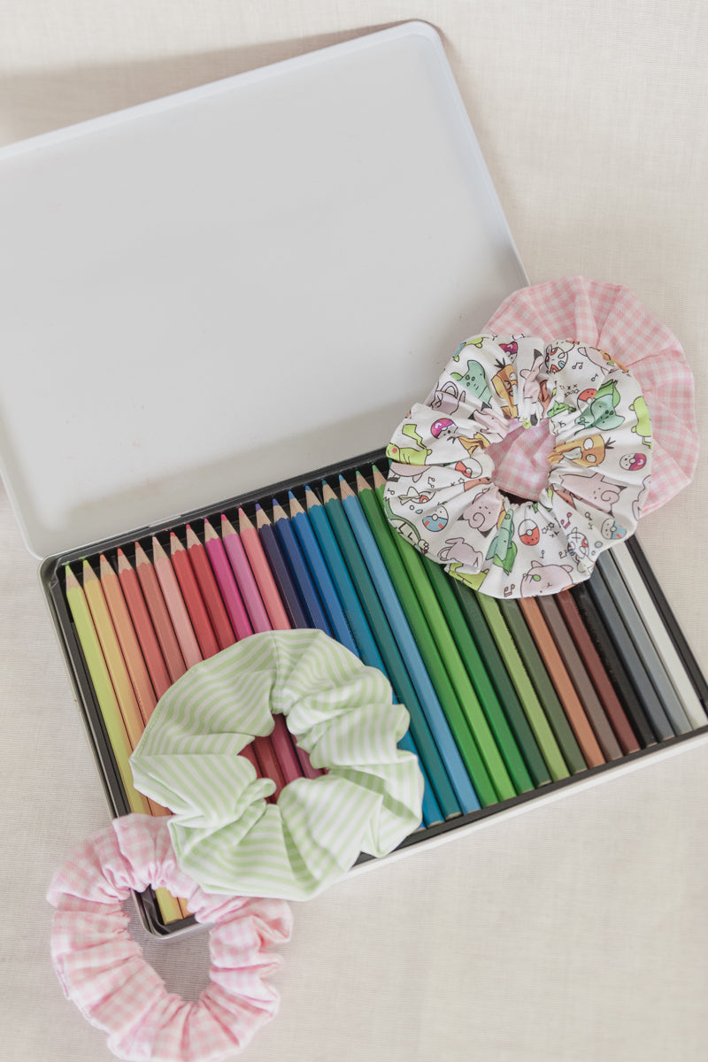 Scrunchies in cotone bianco con righe verdi