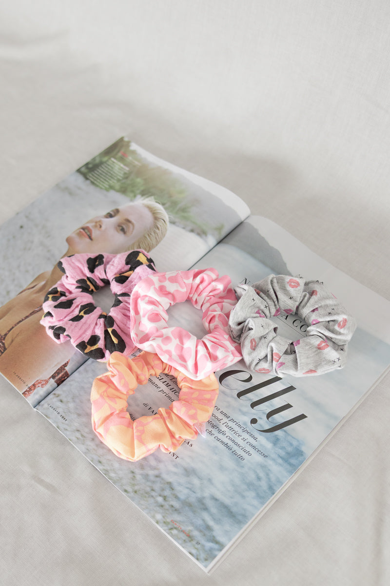 Scrunchies in mussola rosa leopardato