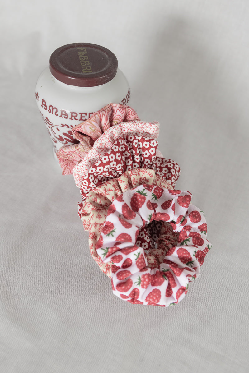 Scrunchies in cotone bianco floreale rosa