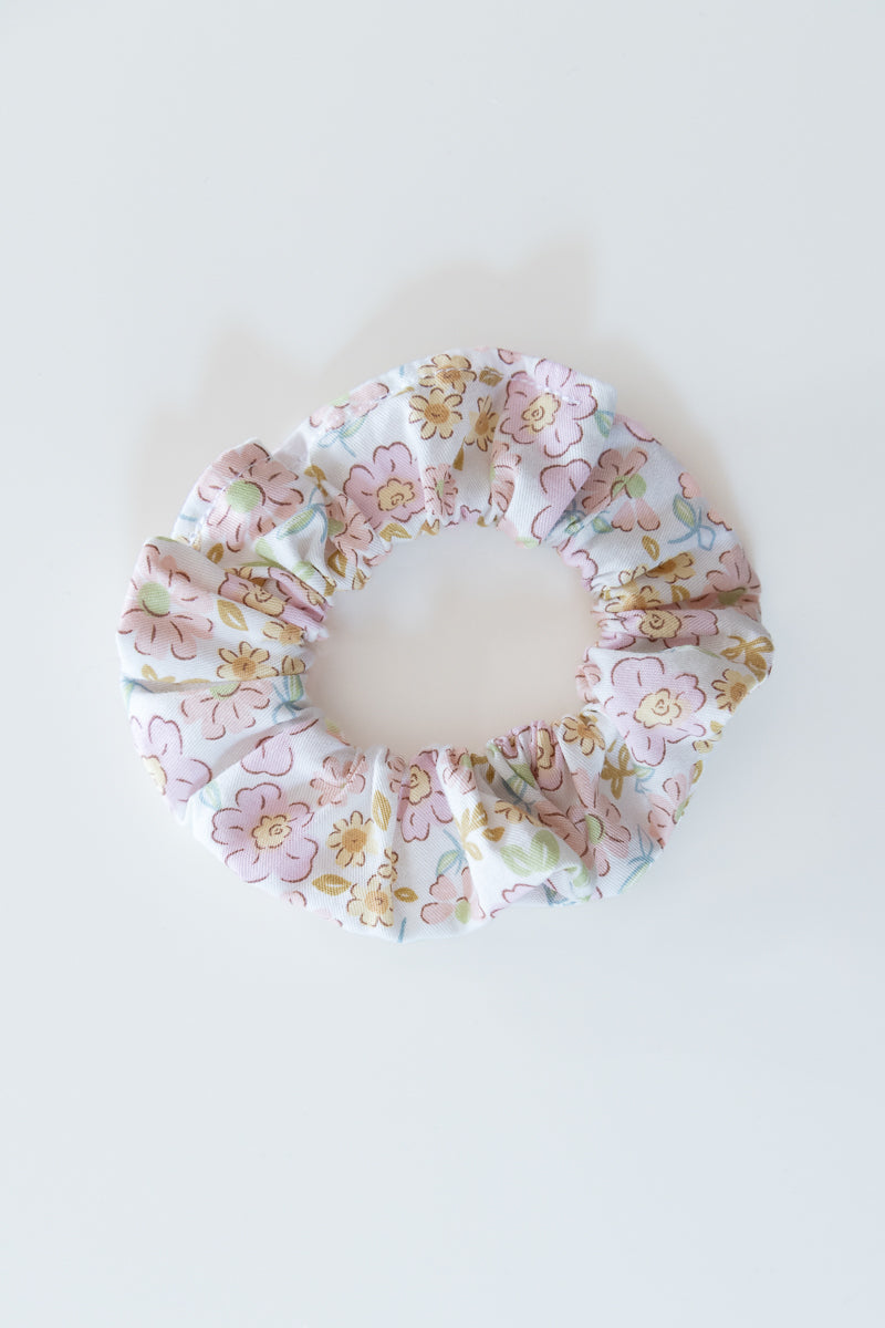 Scrunchies in cotone bianco con fiori rosa