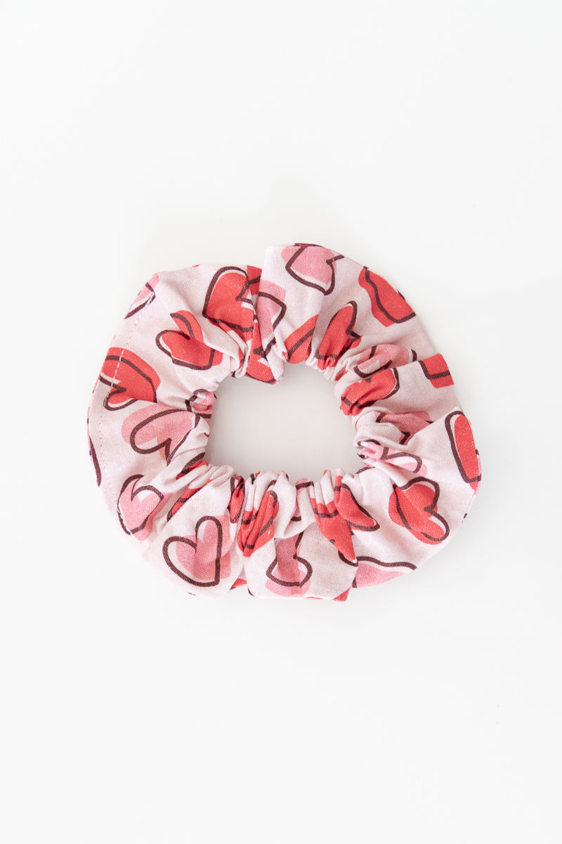 Scrunchies rosa con cuori rossi