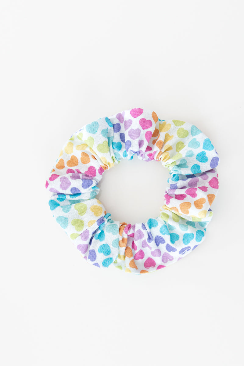 Scrunchies bianco con cuori colorati
