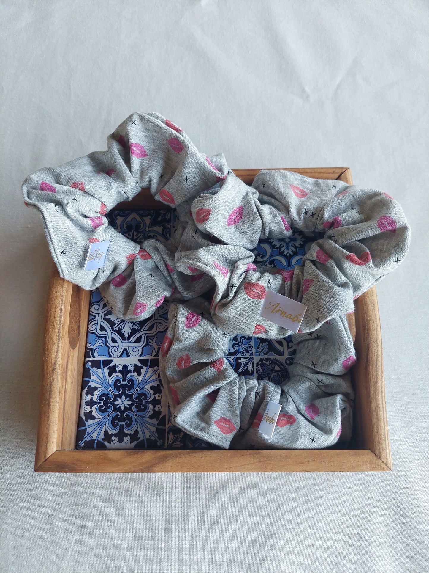 Scrunchies in jersey grigio con baci