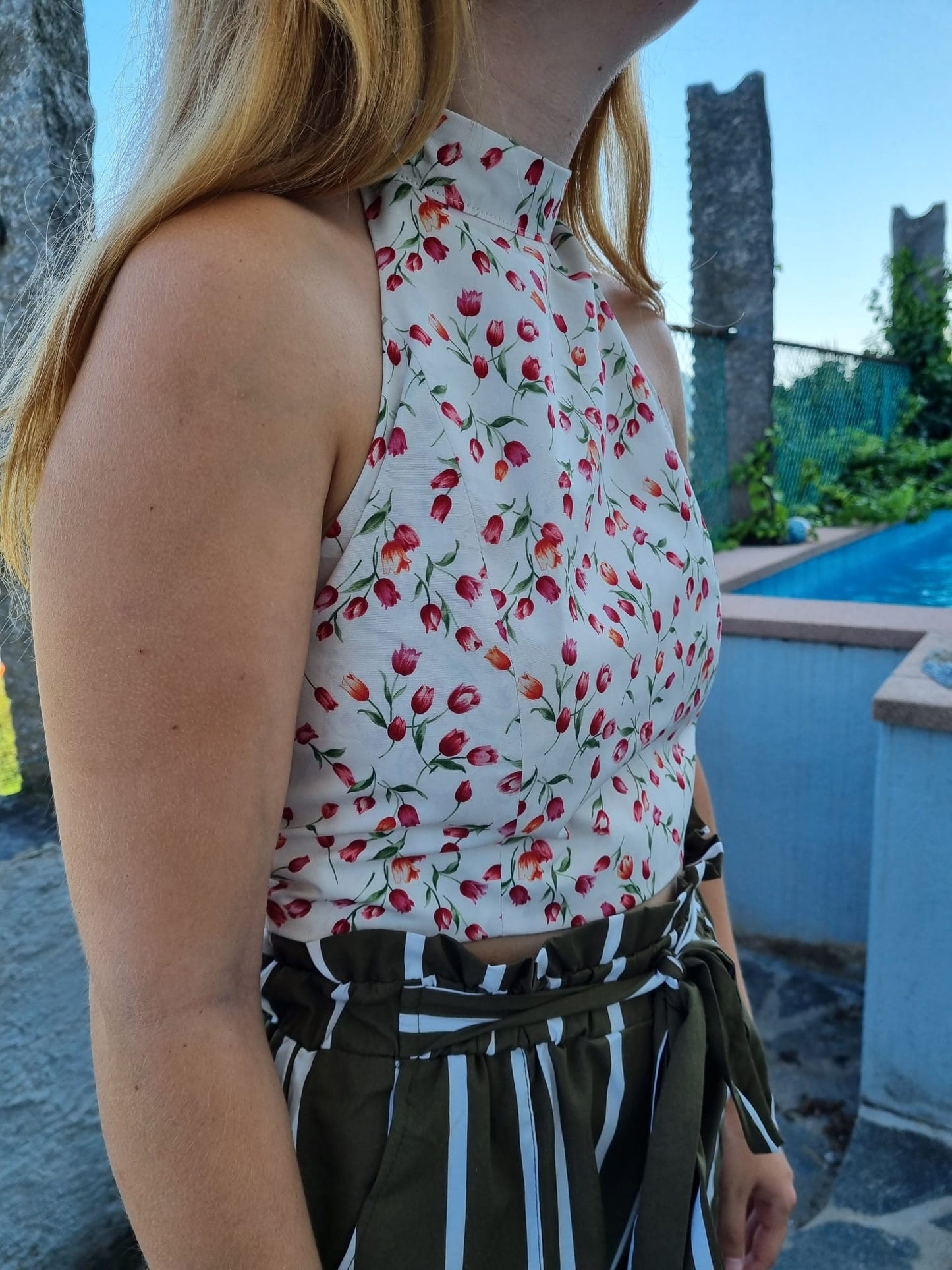 Top floreale con collo alto