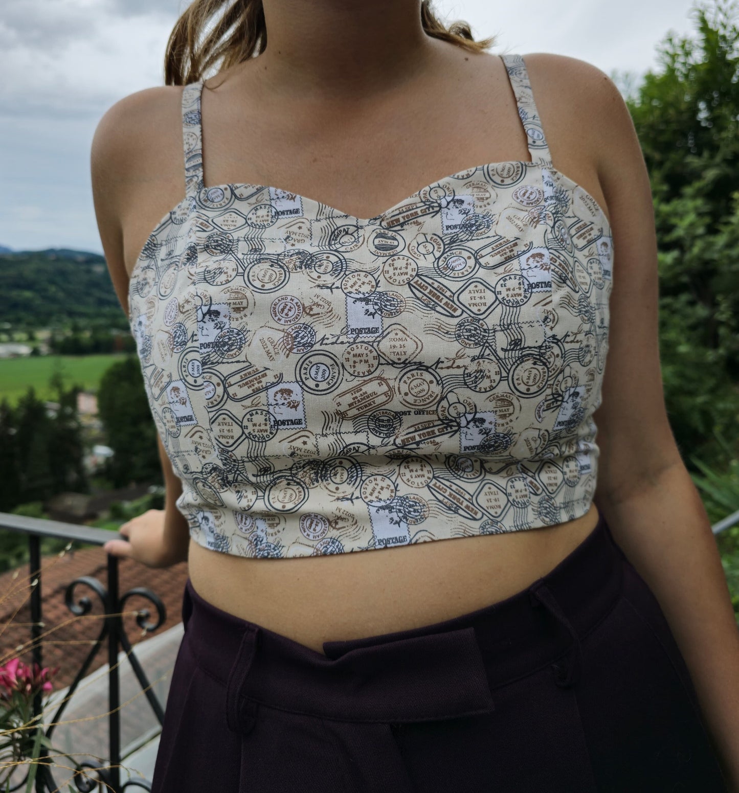 Top regolabile con timbri del mondo