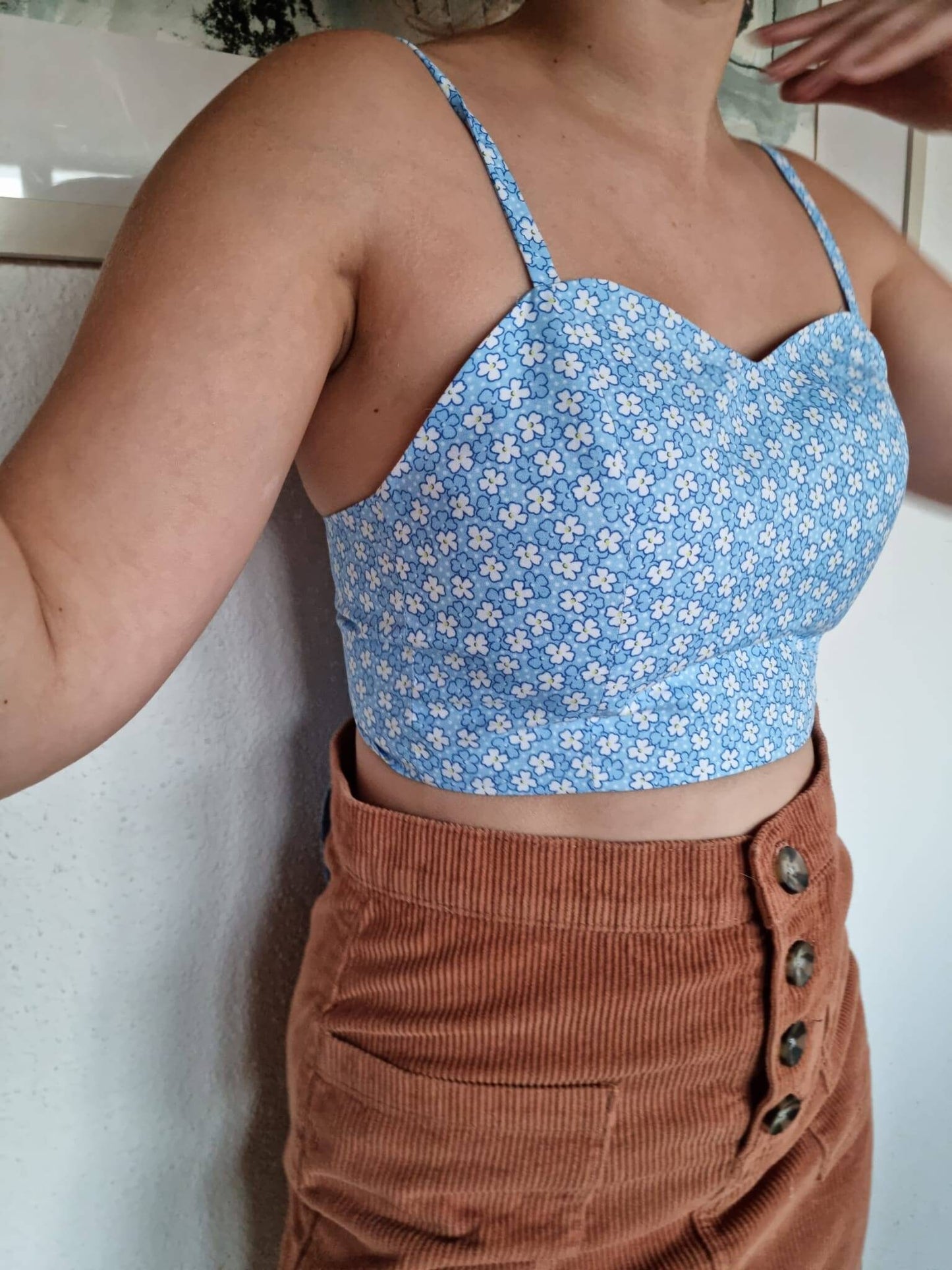 Top regolabile azzurro floreale