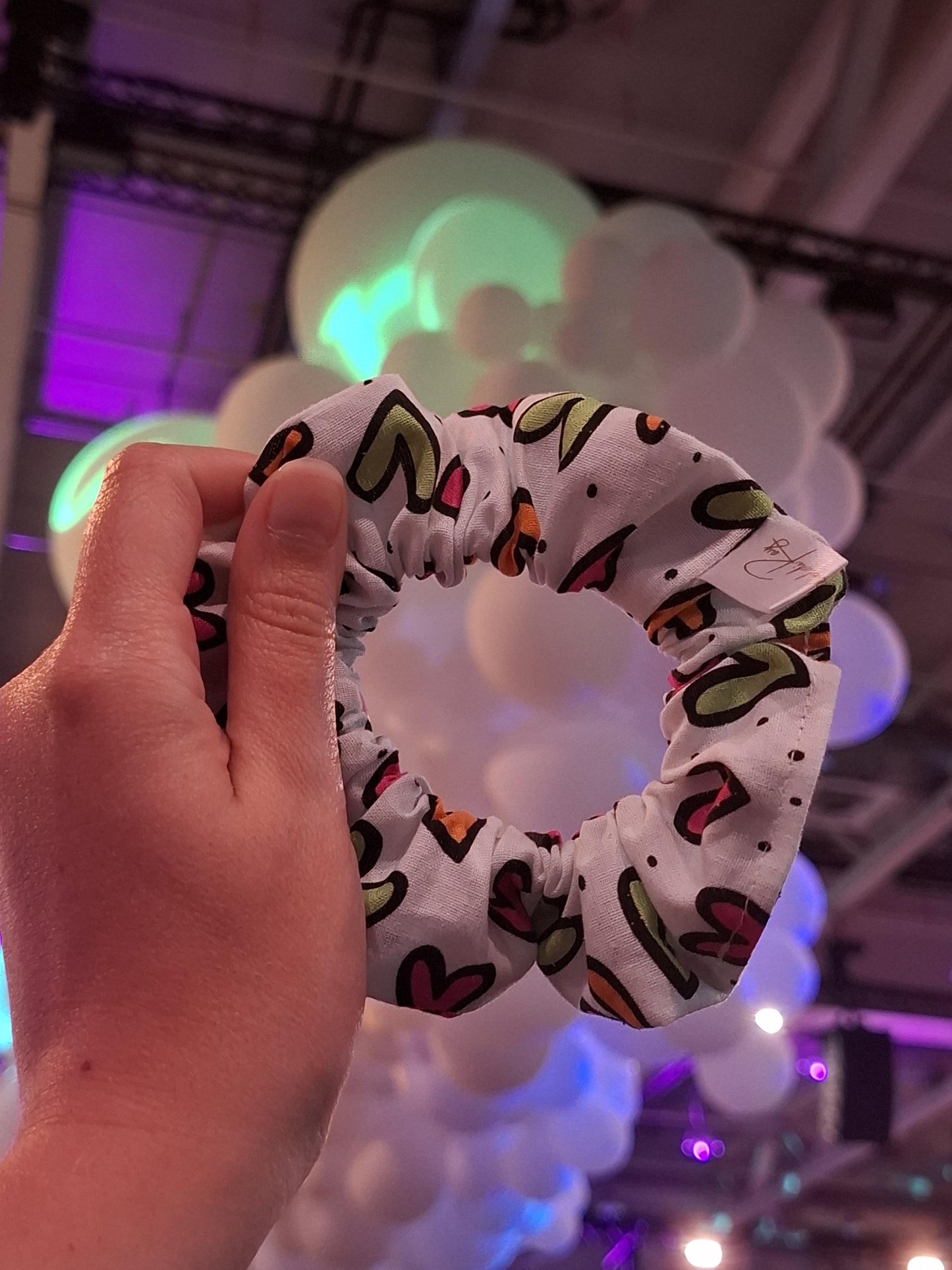 Scrunchies bianco con grandi cuori colorati