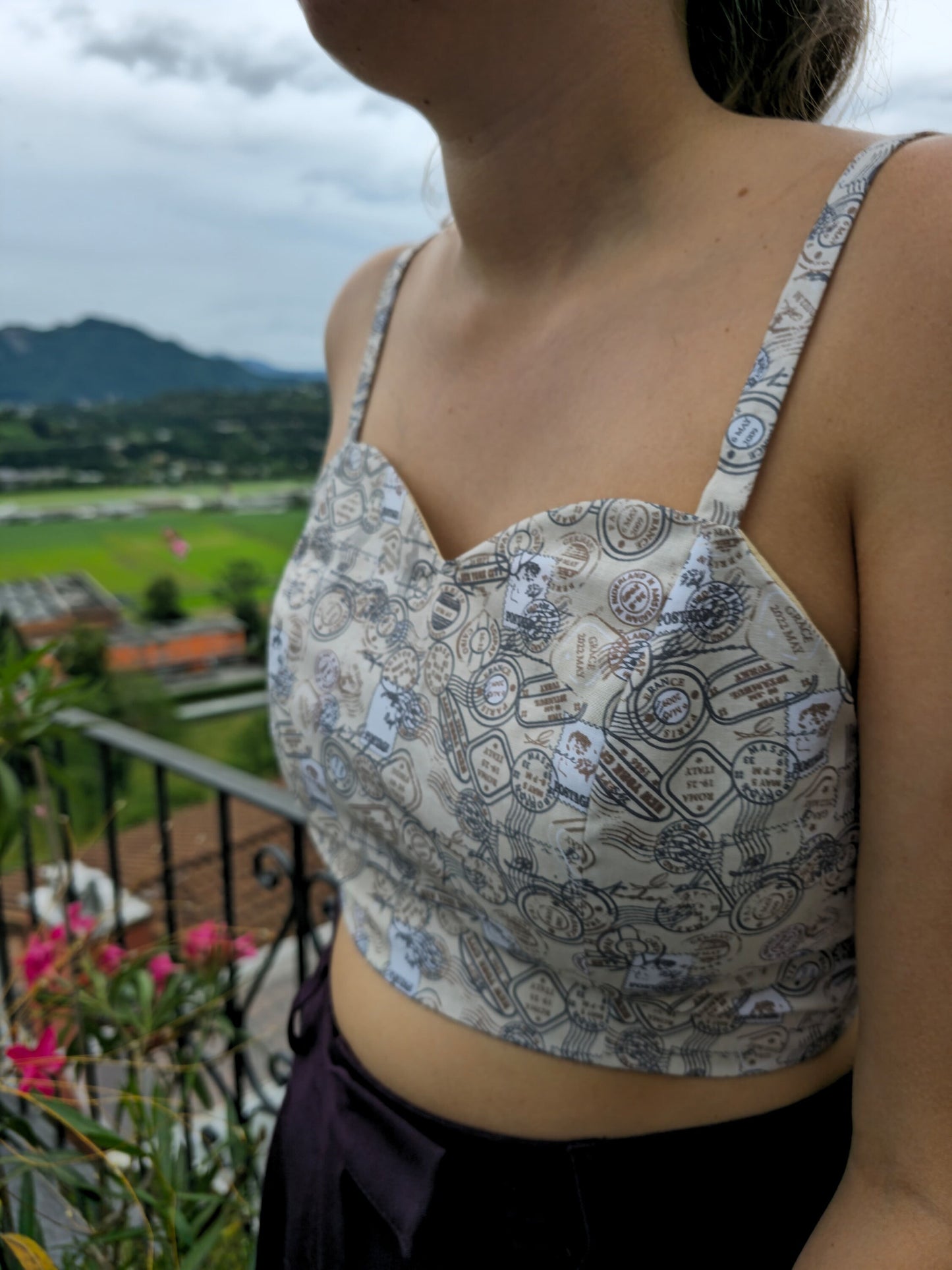 Top regolabile con timbri del mondo