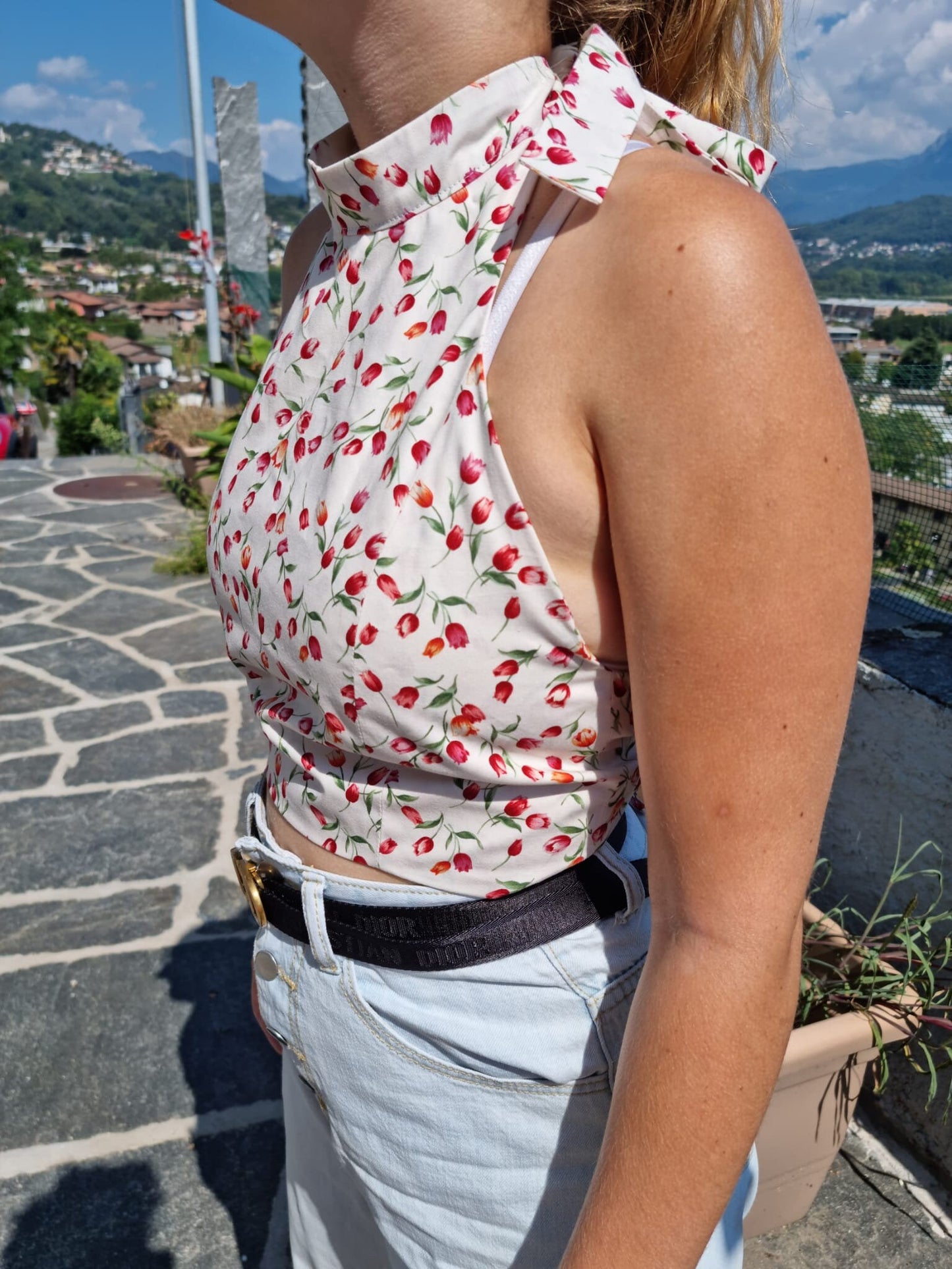 Top floreale con collo alto