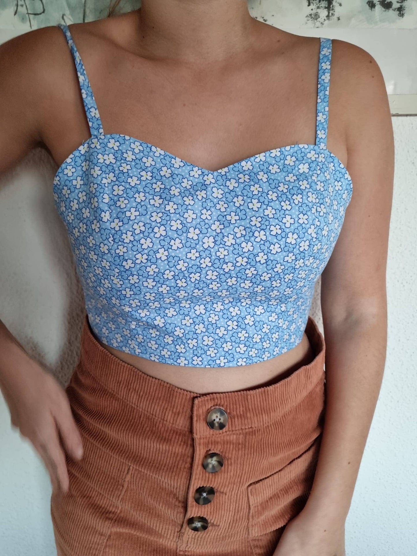 Top regolabile azzurro floreale