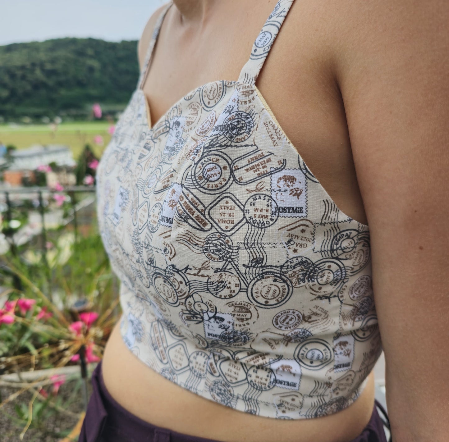 Top regolabile con timbri del mondo