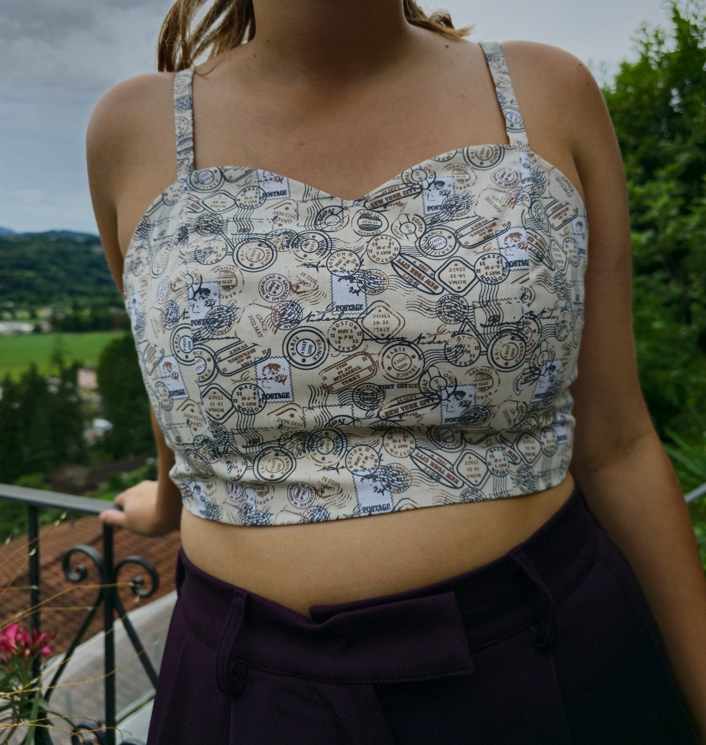 Top regolabile con timbri del mondo