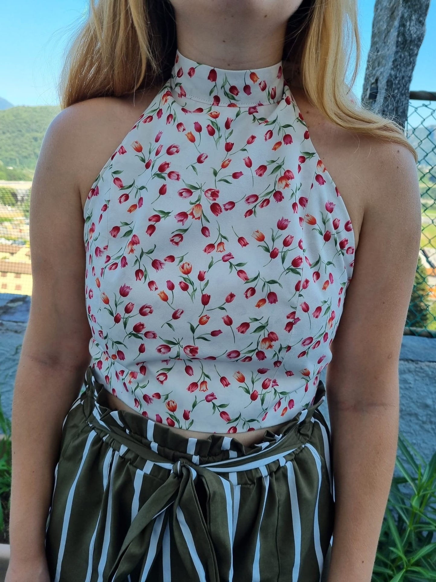 Top floreale con collo alto