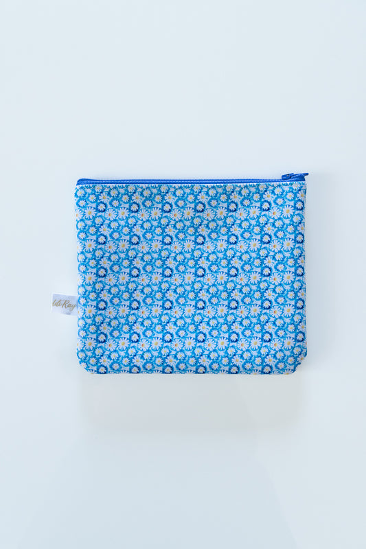 Astuccio azzurro con fiori bianchi