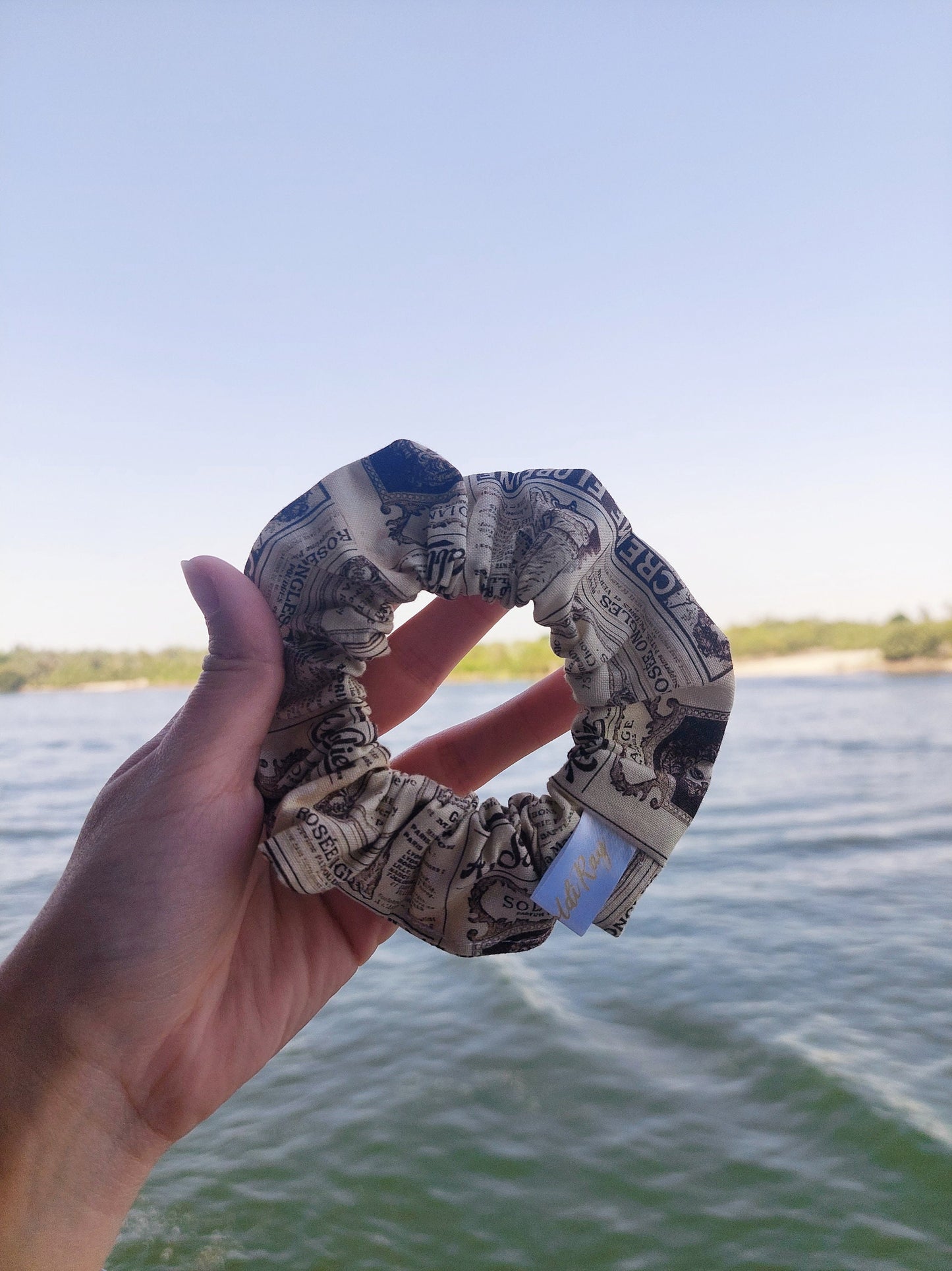 Scrunchies in cotone beige ispirato a un giornale di moda vintage