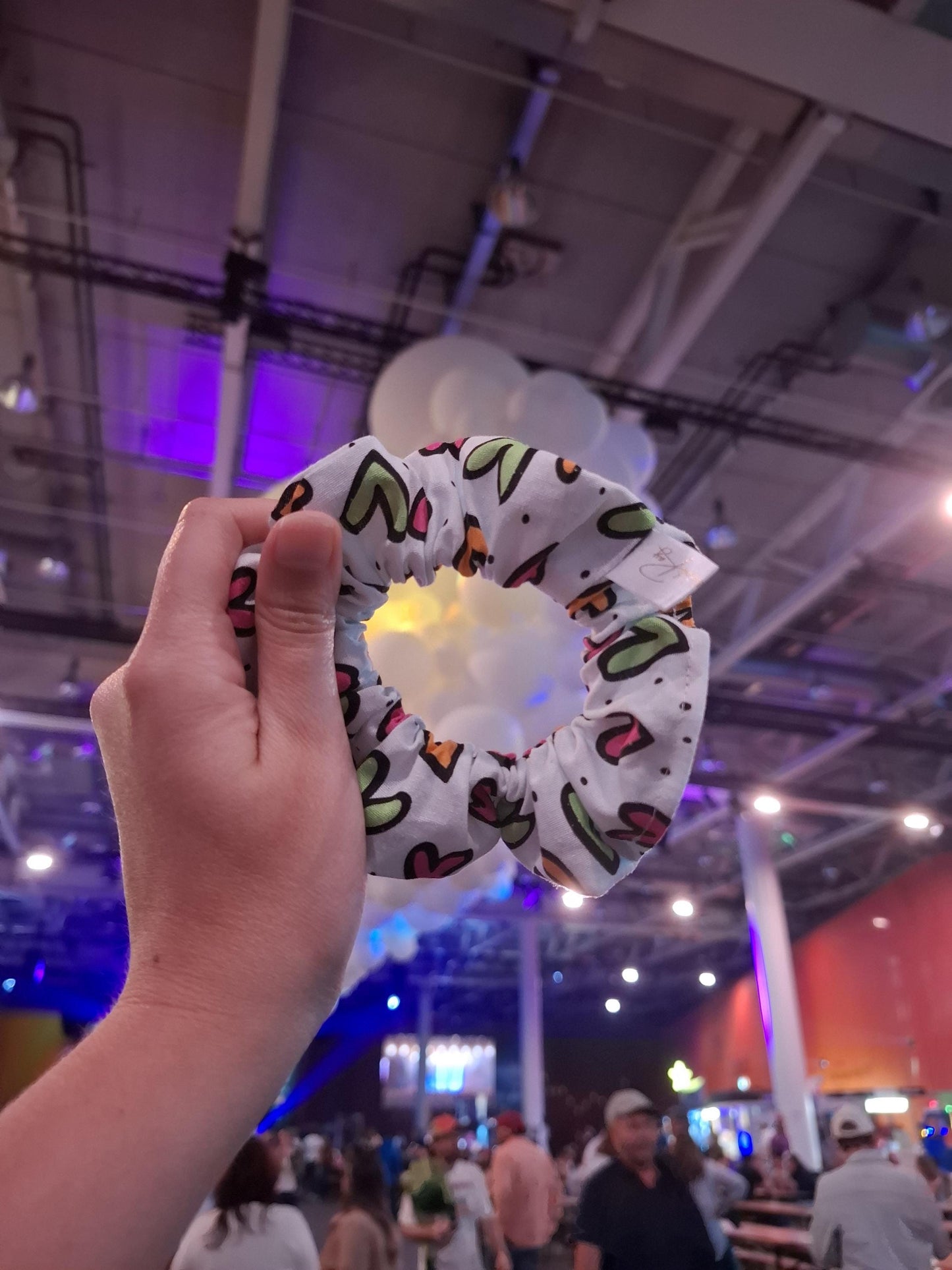 Scrunchies bianco con grandi cuori colorati