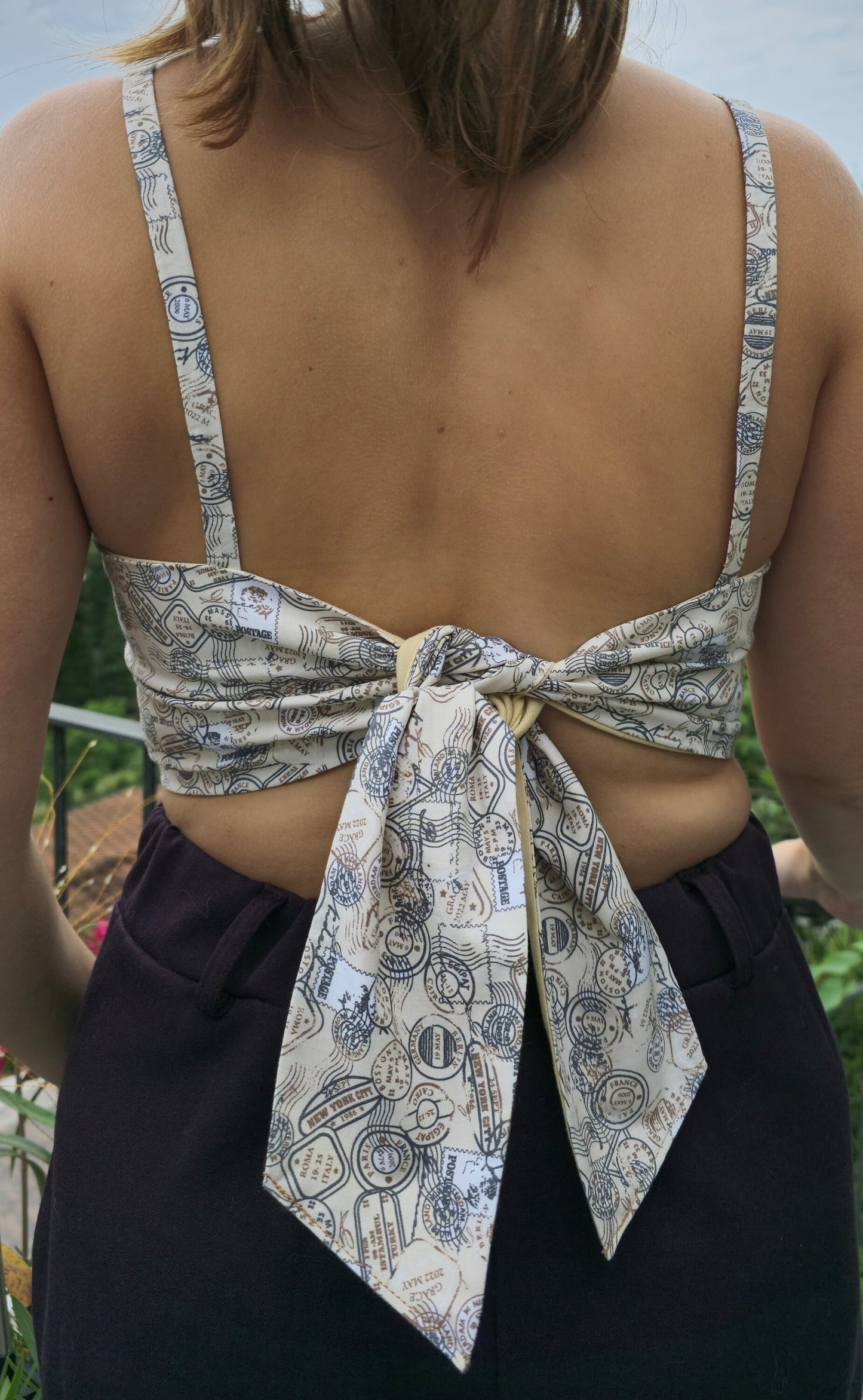 Top regolabile con timbri del mondo