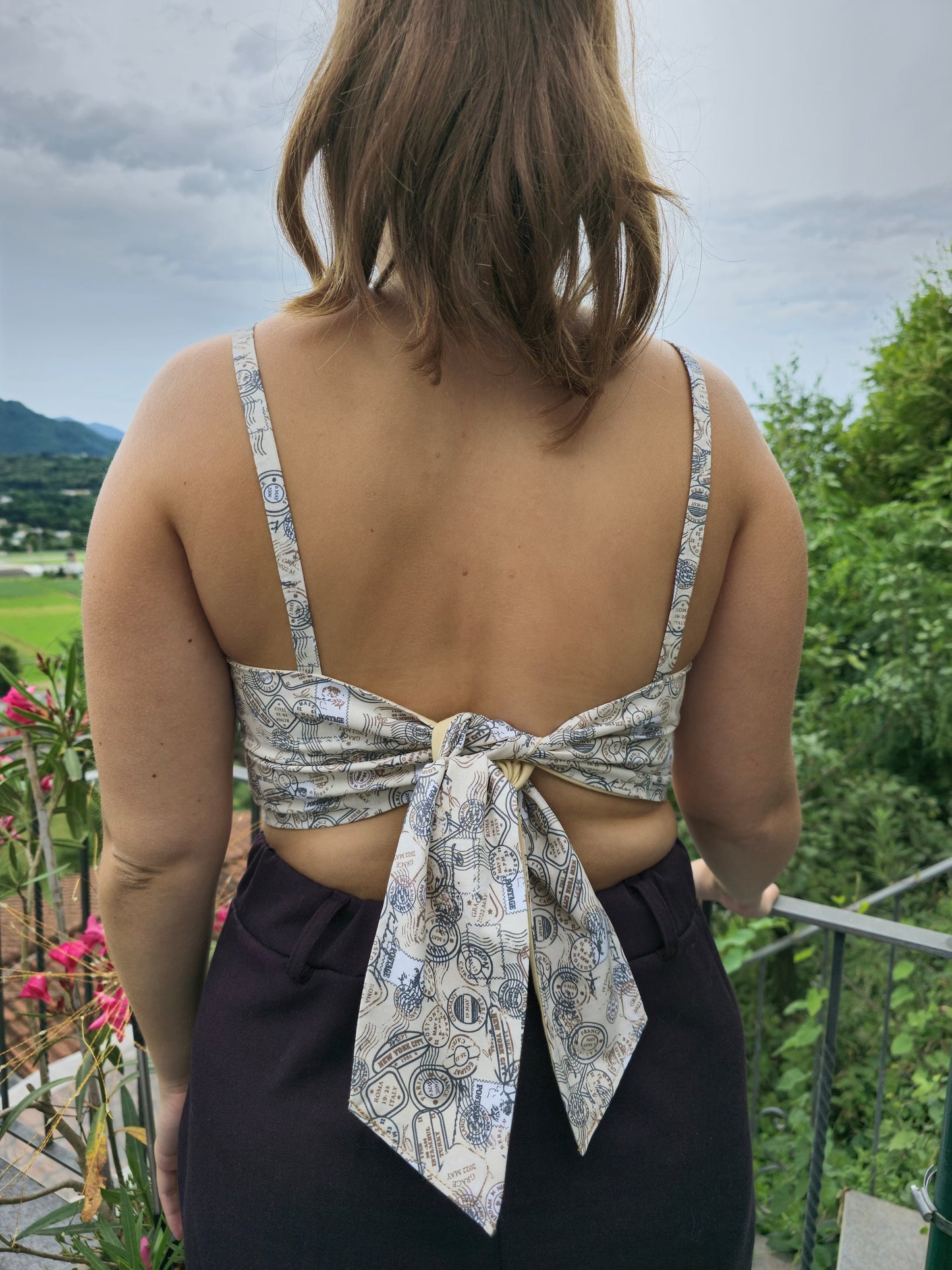 Top regolabile con timbri del mondo