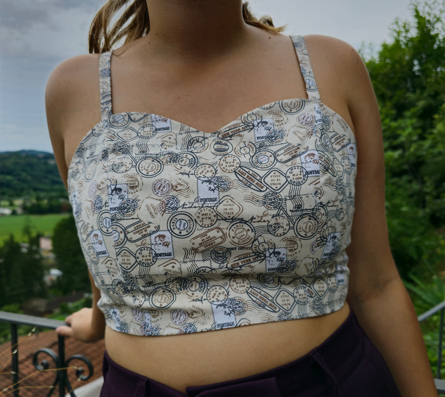 Top regolabile con timbri del mondo