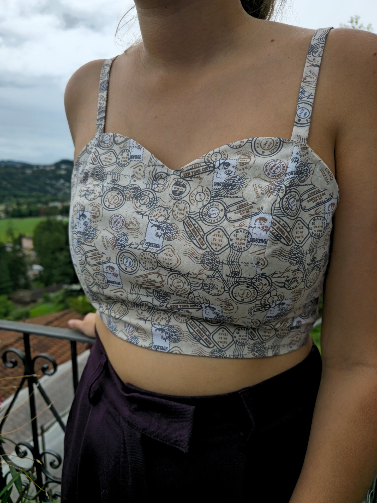 Top regolabile con timbri del mondo