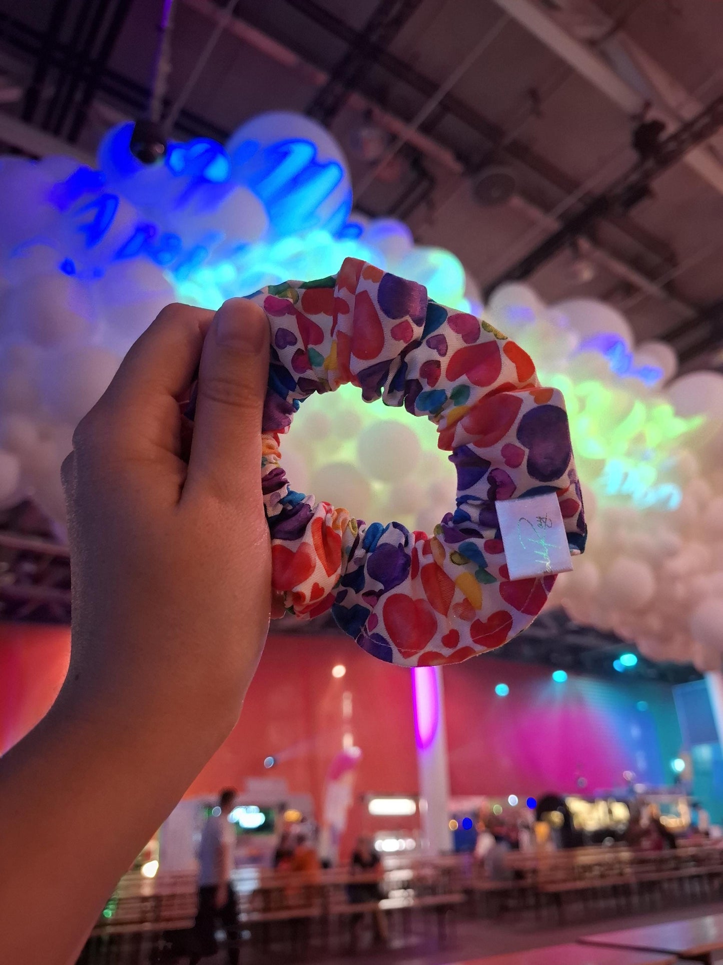 Scrunchies in poliestre con cuori colorati