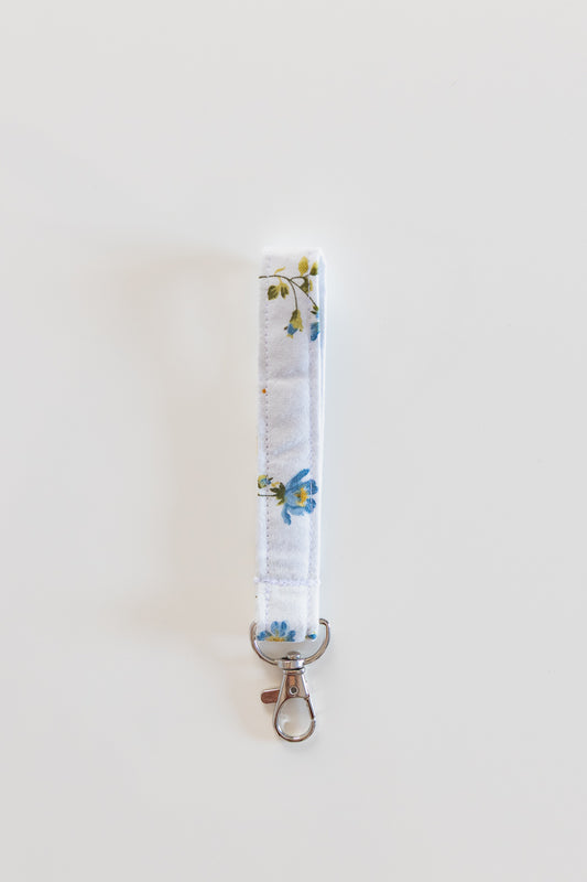 Portachiavi bianco con fiori blu