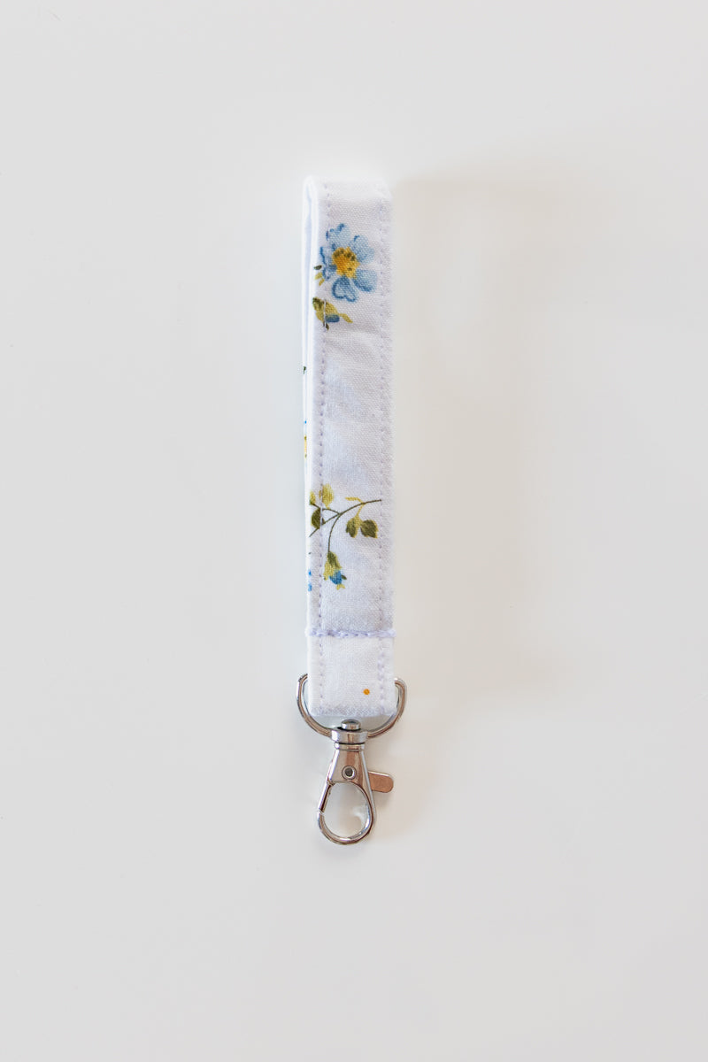 Portachiavi bianco con fiori blu