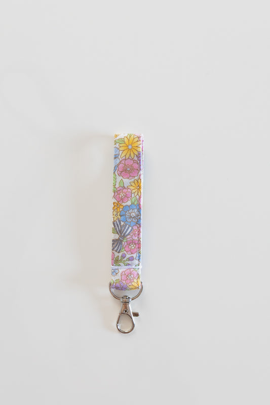 Portachiavi bianco con fiori rosa