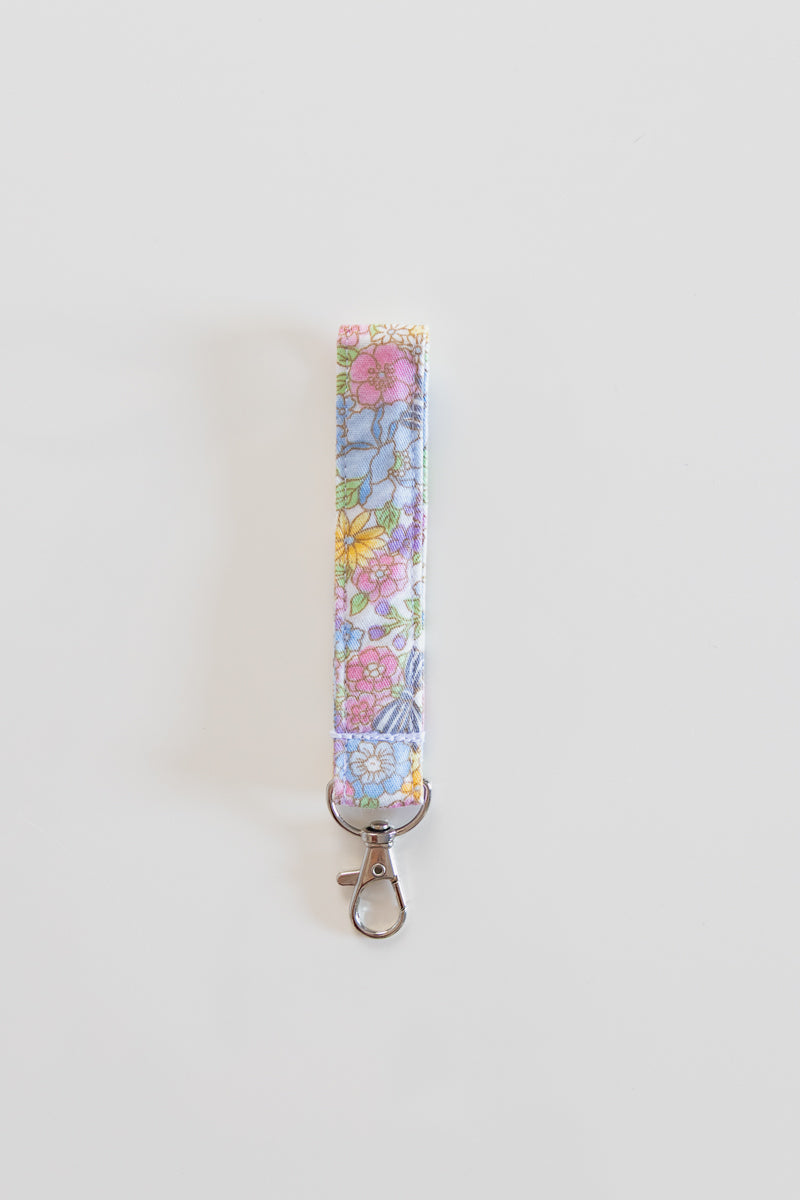 Portachiavi bianco con fiori rosa