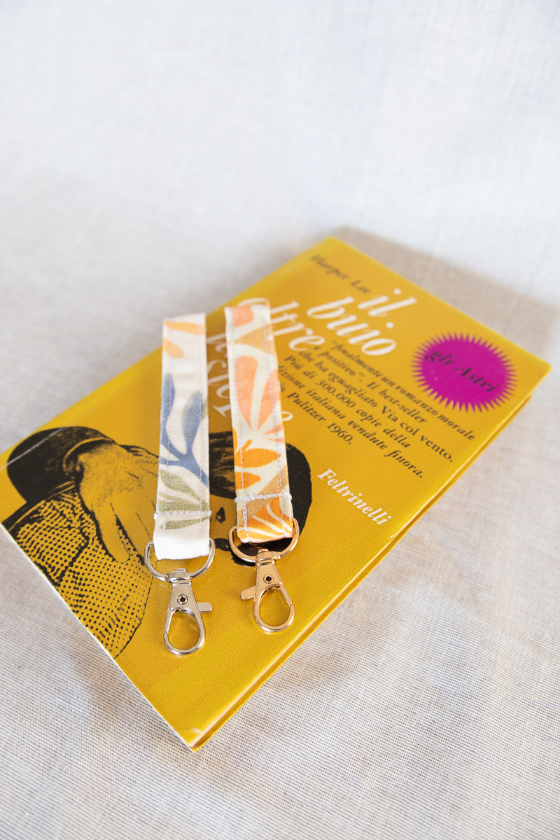 Portachiavi bianco floreale