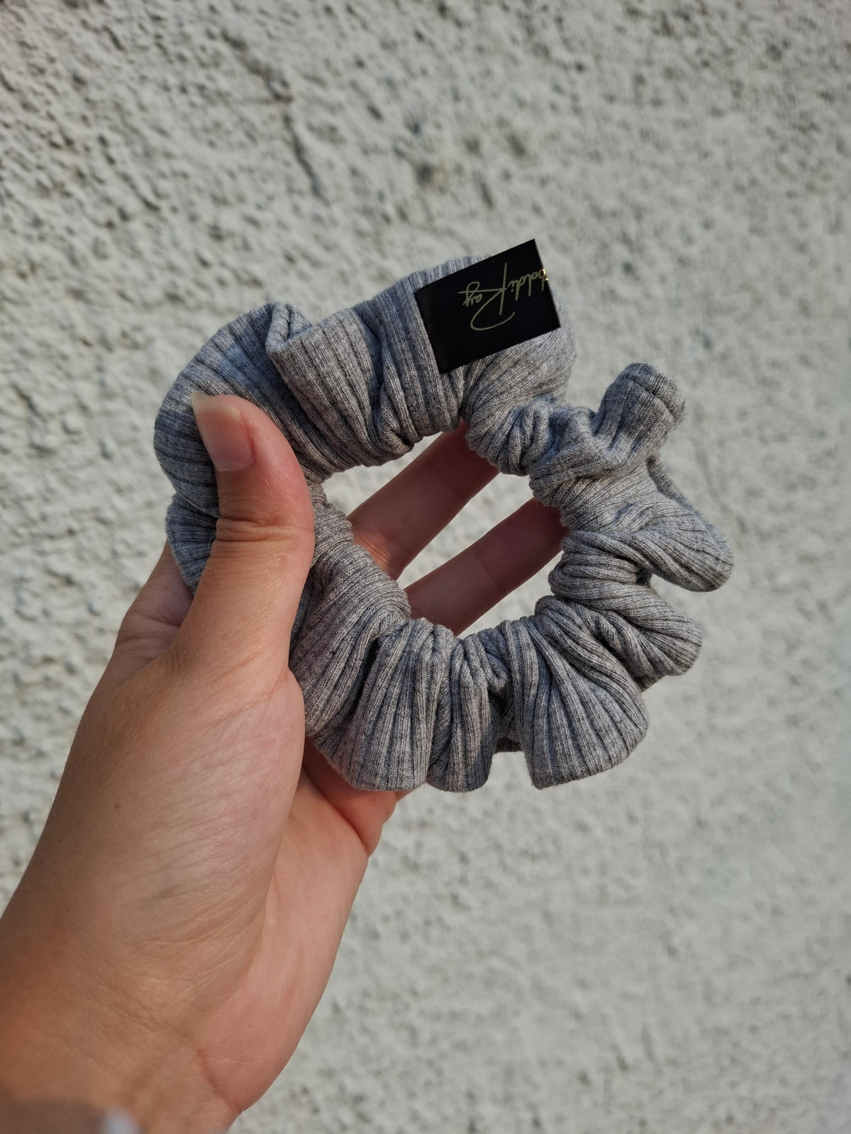 Scrunchies aus grauem Strick