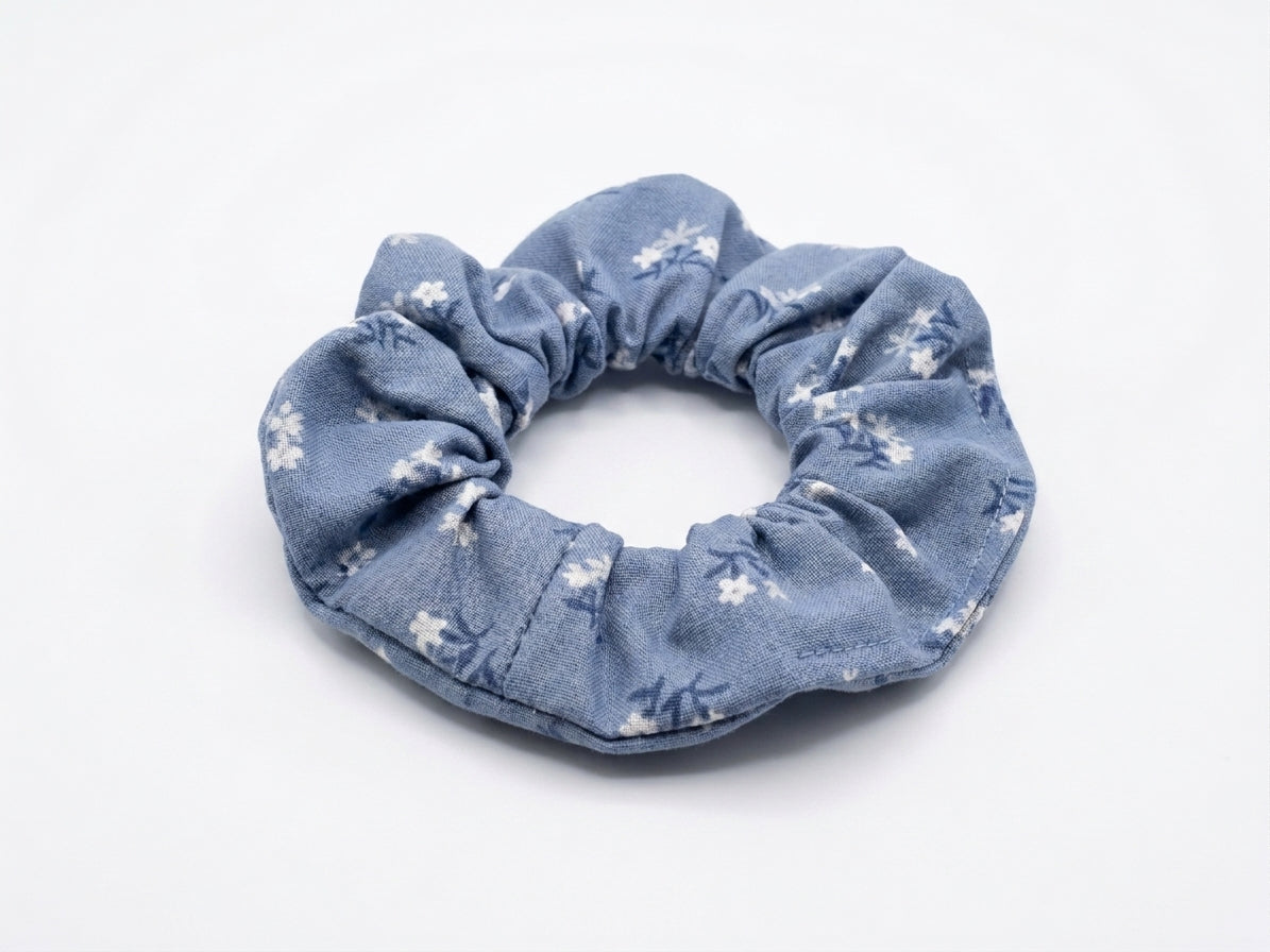 Scrunchies aus grauem Baumwollstoff mit weißen Blumen