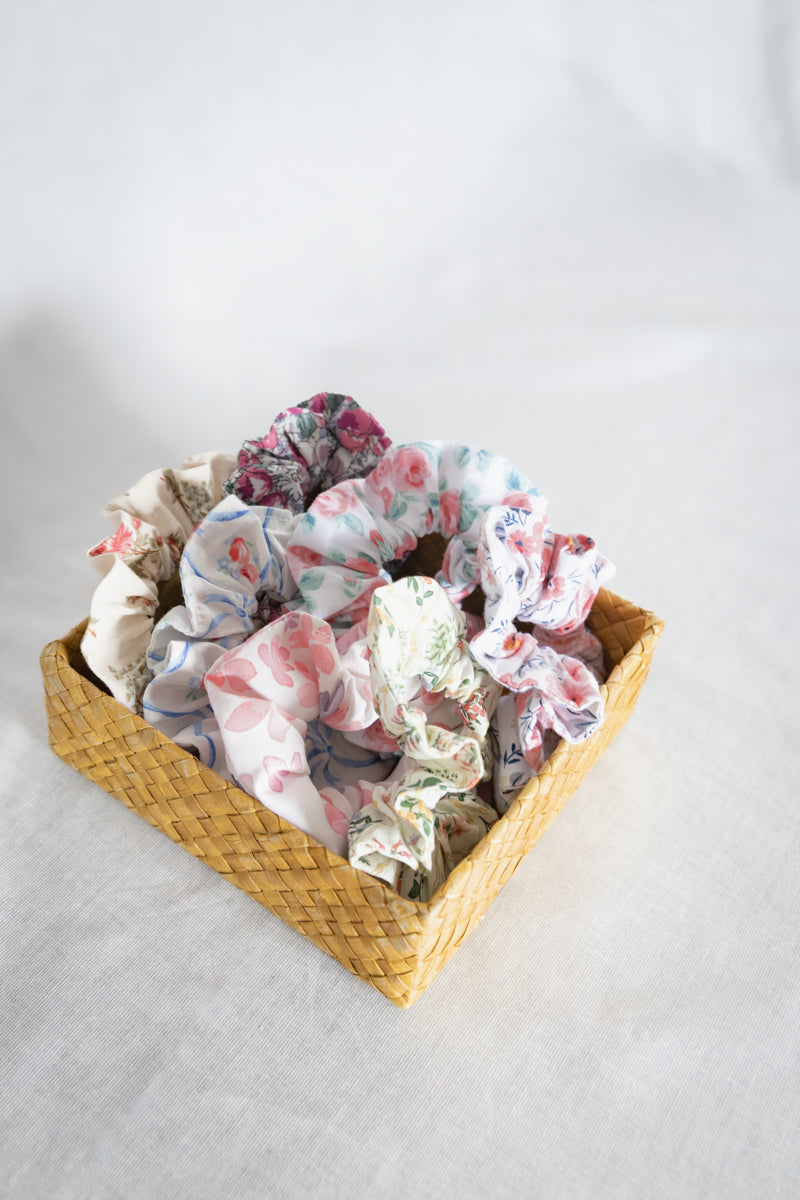 Scrunchie in cotone bianco floreale viola