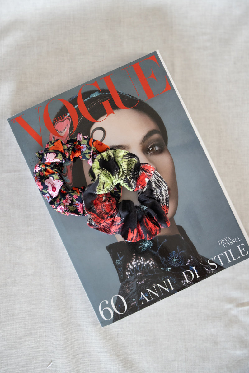 Scrunchies in viscosa nera floreale