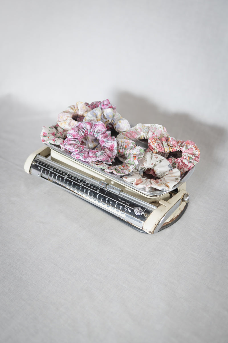 Scrunchies in cotone bianco floreale rosa