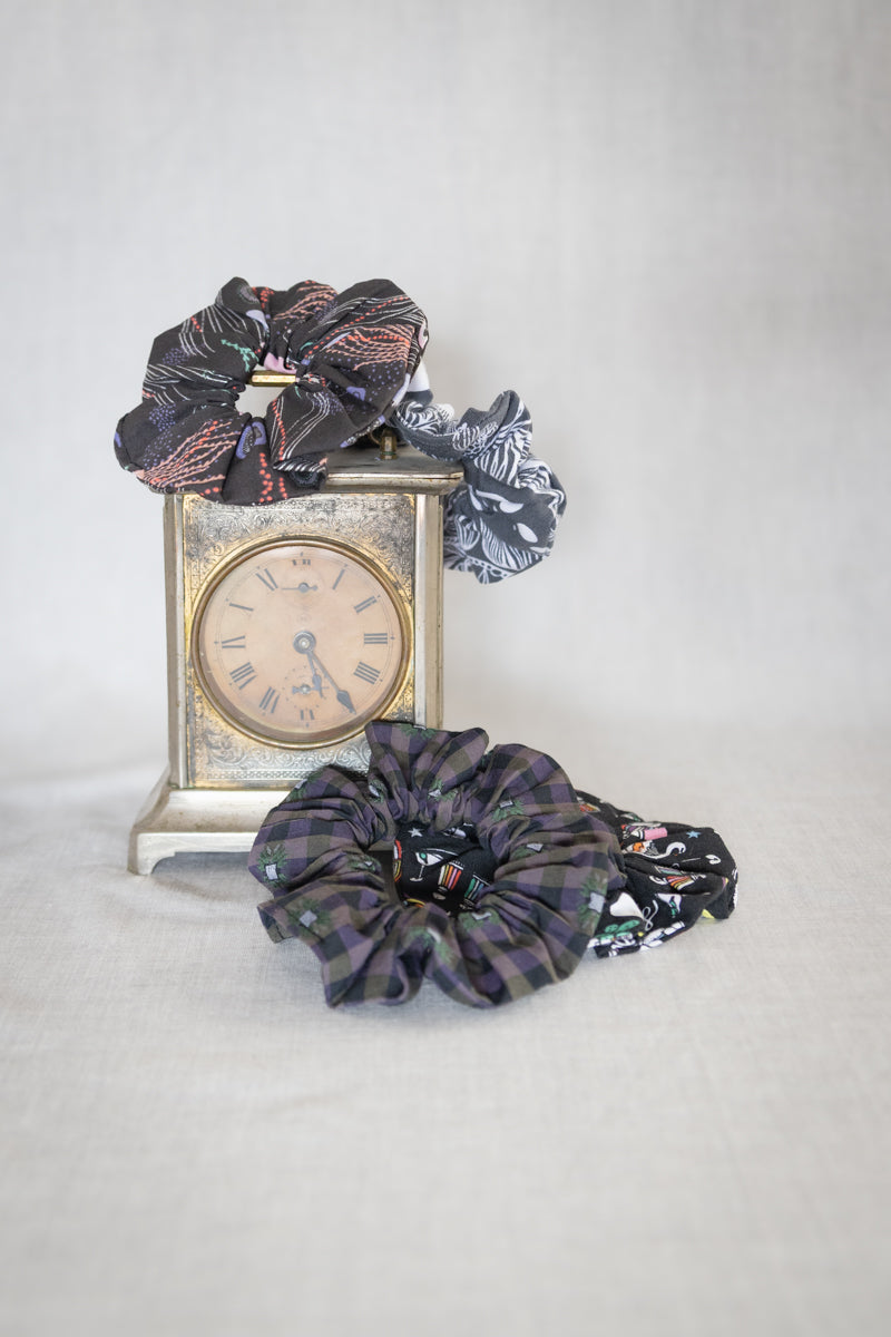 Scrunchies in cotone grigio e viola