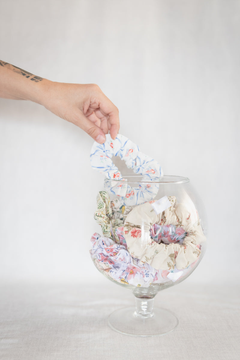 Scrunchies bianco con cuori rossi