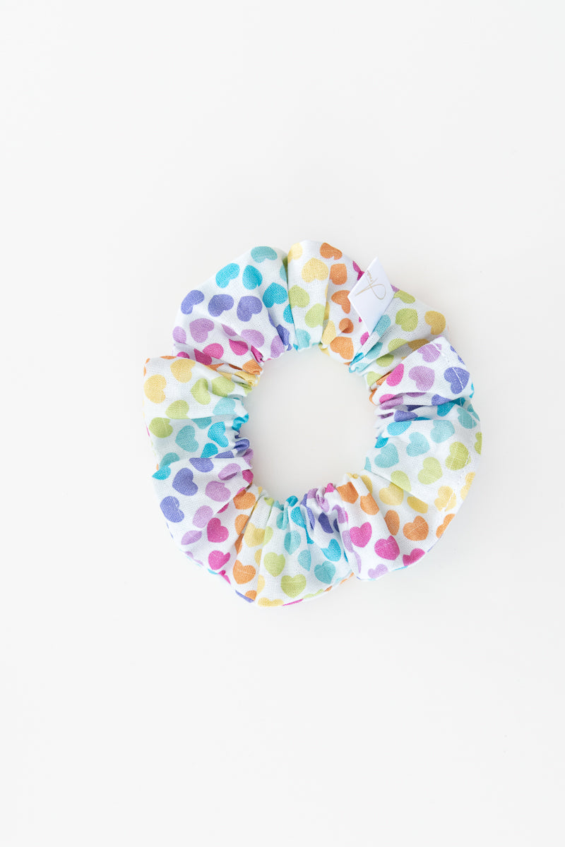 Scrunchies bianco con cuori colorati
